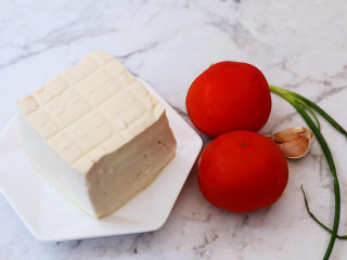 1、番茄烧豆腐,准备好材料