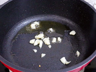 6、番茄烧豆腐,原锅留底油放入蒜末，炒出香味