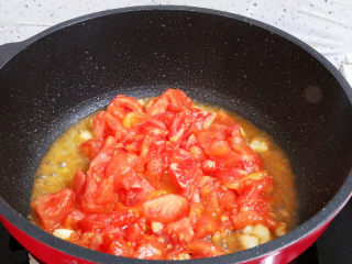 7、番茄烧豆腐,放入番茄