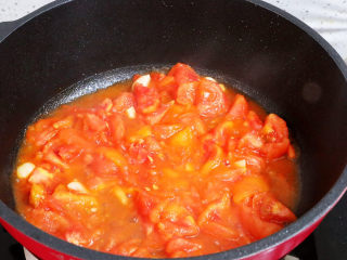 8、番茄烧豆腐,翻炒至出汁