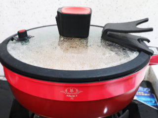 14、番茄烧豆腐,盖上锅盖焖煮2分钟，让其入味