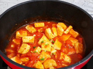15、番茄烧豆腐,出锅前撒上葱花即可