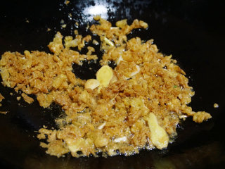 4、蛋香焖鸡蛋,然后放入切好的鸡蛋碎翻炒