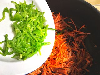 14、简单不放油的 鱼香肉丝,加入青椒丝翻炒几下