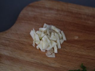 2、番茄豆腐汤,蒜切碎末
