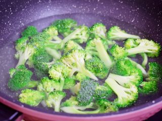 3、西兰花炒腊肠,锅中烧开水，加入少许的盐和食用油，再放入西兰花焯水一分钟