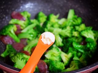 8、西兰花炒腊肠,加入鸡精