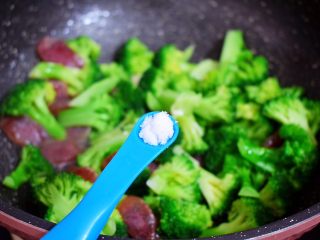 9、西兰花炒腊肠,加入盐