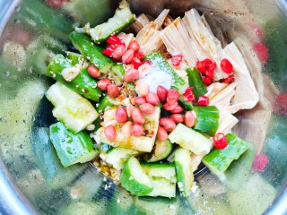 11、黄瓜拌腐竹,加入花生米。