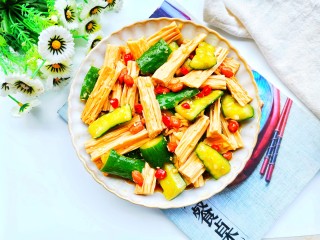 12、黄瓜拌腐竹,拌匀。