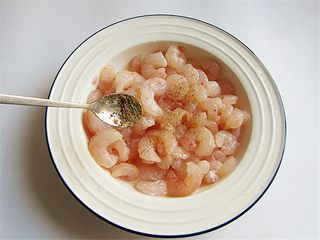 3、腰果炒虾仁,再加几滴生抽和胡椒粉揉匀腌渍10分钟；