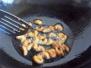 7、腰果炒虾仁,热锅温油，放入腰果慢火炸至金黄色捞出；