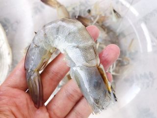 1、新年餐·茄汁大虾,剪掉大虾头部 在顺着脑袋用剪刀剪至虾尾 去除虾脑部分（也可以不去 我有强迫症 必须处理干干净净）