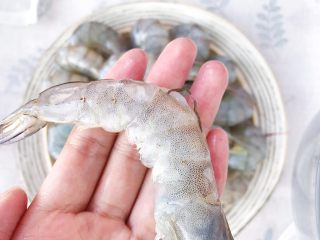 2、新年餐·茄汁大虾,去除虾肠