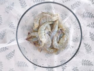 3、新年餐·茄汁大虾,处理好的大虾放入碗中 加入适量食盐和料酒