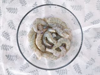 4、新年餐·茄汁大虾,搅拌均匀后腌制一下
