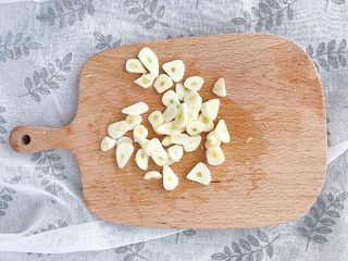 6、新年餐·茄汁大虾,大蒜切片