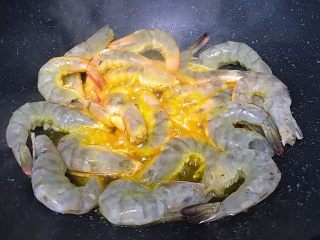 7、新年餐·茄汁大虾,锅内热油放入大虾