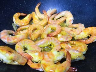 8、新年餐·茄汁大虾,煎制两面金黄
