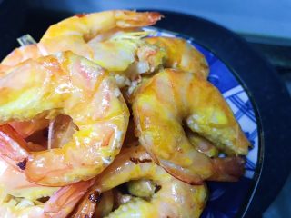 9、新年餐·茄汁大虾,煎好之后捞出沥干油份