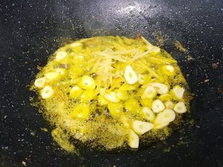 10、新年餐·茄汁大虾,放入姜蒜片煸炒出香味