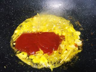 11、新年餐·茄汁大虾,放入番茄酱（喜欢甜口的这一步还可以加入适量白砂糖）