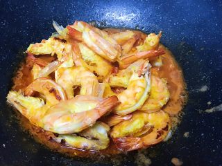 13、新年餐·茄汁大虾,倒入炸好的大虾