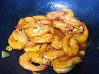 14、新年餐·茄汁大虾,均匀的翻炒至每一只大虾都裹上酱汁