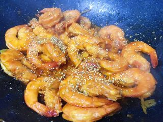 15、新年餐·茄汁大虾,最后出锅前撒少许熟芝麻增加香味