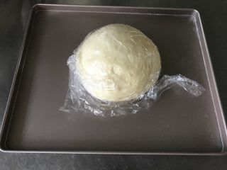 4、螺旋面包卷, 发酵好的面团排气揉匀,盖保鲜膜松弛10分钟