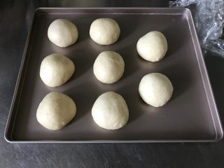 6、螺旋面包卷,分割后的面团揉圆,盖保鲜膜松弛20分钟