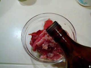 1、腐乳爆肉,浆制肉片，先撒入少许味精和盐，倒入少许绍酒。