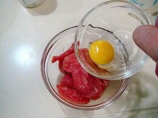 3、腐乳爆肉,放入蛋黄抓匀。