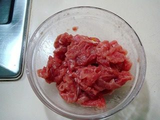 4、腐乳爆肉,倒入适量的水淀粉，用手反复的抓匀备用。