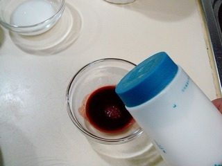 5、腐乳爆肉,勾兑碗芡，往腐乳汁里撒少许味精和盐。