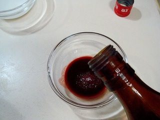 6、腐乳爆肉,倒入少许酱油和醋，滴入几滴绍酒。