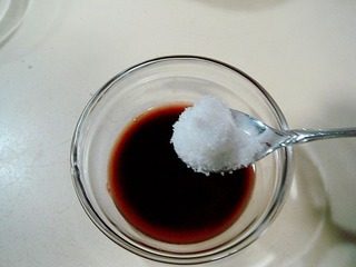 7、腐乳爆肉,舀入一茶匙白糖。