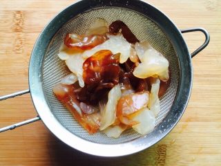 3、#菌类料理#金针菇拌海蜇,海蜇洗干净沥干水分备用