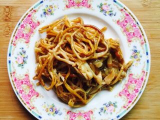 4、#菌类料理#金针菇拌海蜇,把金针菇倒在盘子里