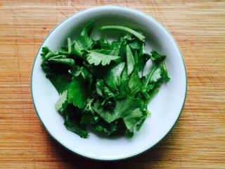 5、#菌类料理#金针菇拌海蜇,香菜洗干净切段备用