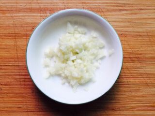 6、#菌类料理#金针菇拌海蜇,大蒜去皮拍碎切成蒜末备用