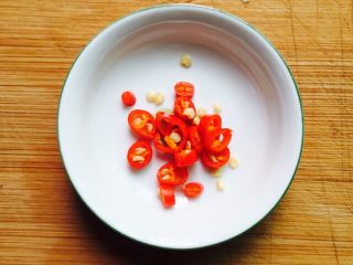 7、#菌类料理#金针菇拌海蜇,小米椒切圈备用