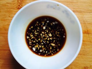 11、#菌类料理#金针菇拌海蜇,放入蒜末