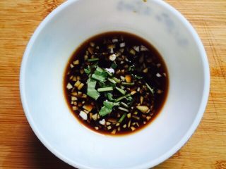 12、#菌类料理#金针菇拌海蜇,放入一半的香菜