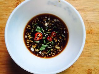 13、#菌类料理#金针菇拌海蜇,放入小米椒