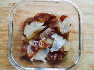 15、#菌类料理#金针菇拌海蜇,把海蜇放入器皿内