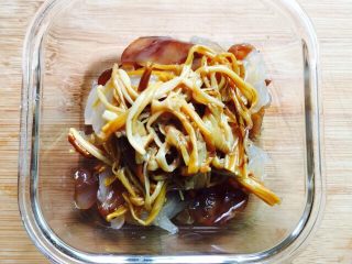16、#菌类料理#金针菇拌海蜇,然后放入金针菇