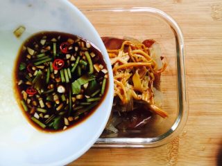 17、#菌类料理#金针菇拌海蜇,最后倒入调料汁