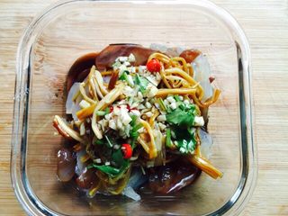 18、#菌类料理#金针菇拌海蜇,搅拌均匀即可