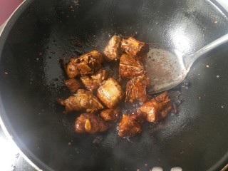 5、排骨腐竹,炒至两面变色后,放适量生抽和老抽。老抽是上色用的,放多少根据个人喜好即可,我比较喜欢酱油,所以放的有点多